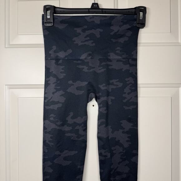 SPANX Look at Me Now Seamless Leggings Cropped Black Camo Size Small - Picture 2 of 5